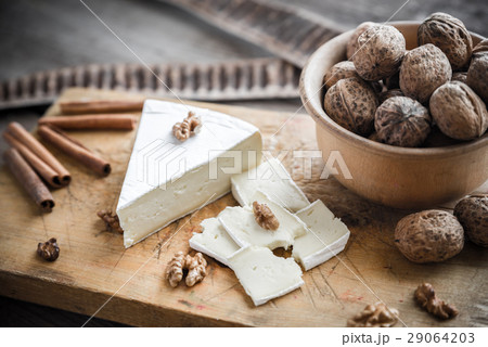Brie cheese with nuts 29064203