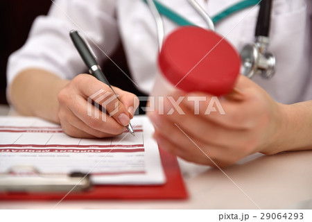 Nurse holding container with tablet 29064293