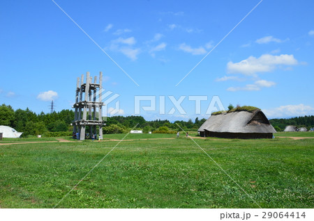 六本柱建物(左)･大型竪穴式住居(右)（三内丸山遺跡／青森県青森市大字三内字丸山） 29064414