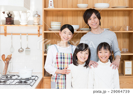 キッチンでリラックスする家族 29064739