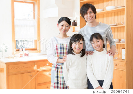 キッチンでリラックスする家族 29064742