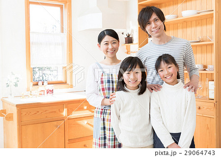 キッチンでリラックスする家族 29064743
