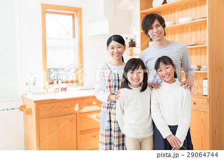 キッチンでリラックスする家族 キッチンでリラックスする家族 29064744