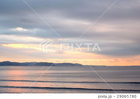 江の島海岸の朝焼けの景色 江の島海岸の朝焼けの景色 29065780