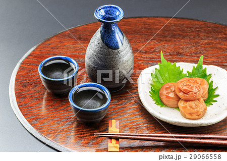 日本酒と梅干 29066558