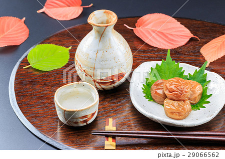 日本酒と梅干 29066562