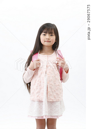 新一年生 新しいランドセルを背負う女の子の写真素材