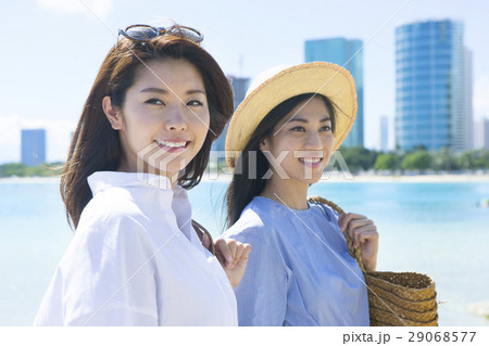 海岸を散歩する20代女性2人 29068577