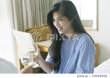 ワインで乾杯する20代女性 ワインで乾杯する20代女性 29068606