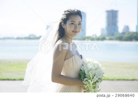 ブーケを持つ20代女性花嫁 29068640