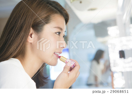 口紅を塗る20代女性 29068651
