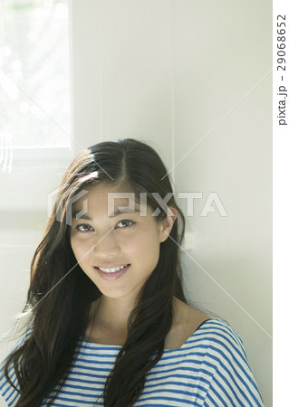 窓辺で微笑む20代女性 窓辺で微笑む20代女性 29068652