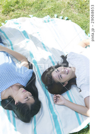 仰向けに寝転ぶ20代女性2人 仰向けに寝転ぶ20代女性2人 29068653