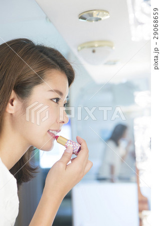 口紅を塗る20代女性 口紅を塗る20代女性 29068659