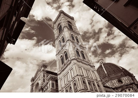 Duomo Santa Maria Del Fiore closeup in street Duomo Santa Maria Del Fiore closeup in street 29070084