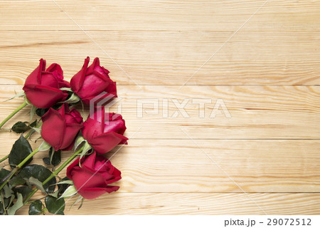 Red roses on wooden board 29072512