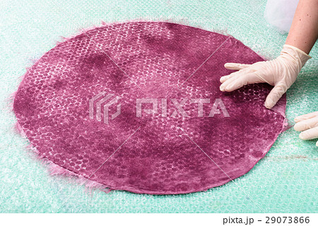 fixing of the edges of wool fibers on hat layout 29073866