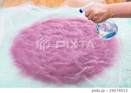 milliner sprays the fibers on layout through net 29074013