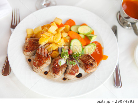 Grilled beef steak with vegetables 29074893