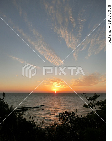 水平線に沈む夕日と雲 水平線に沈む夕日と雲 29076038