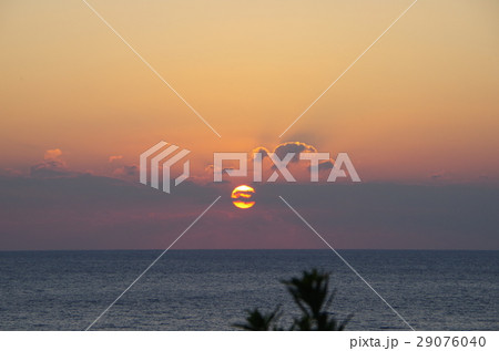 雲間から覗く西の空に沈む夕日 雲間から覗く西の空に沈む夕日 29076040