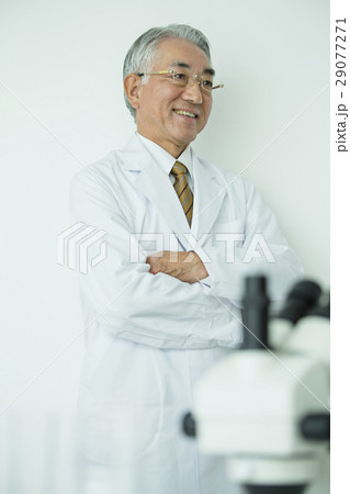 白衣を着た70代男性と顕微鏡 白衣を着た70代男性と顕微鏡 29077271