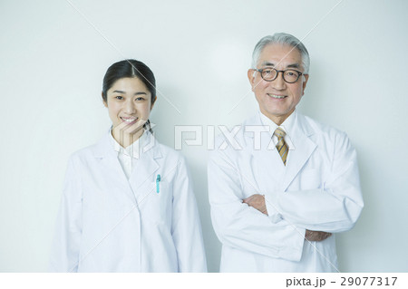 白衣を着て並んでいる女性と男性 白衣を着て並んでいる女性と男性 29077317