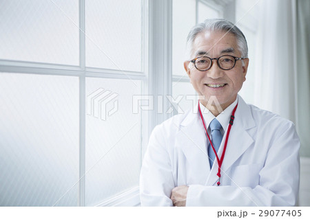白衣を着た70代男性 白衣を着た70代男性 29077405