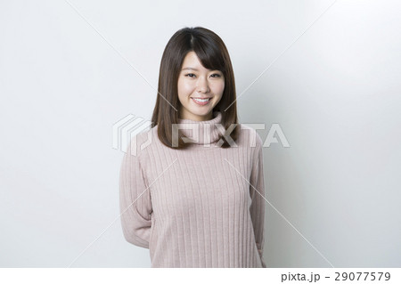 笑顔の20代女性 29077579