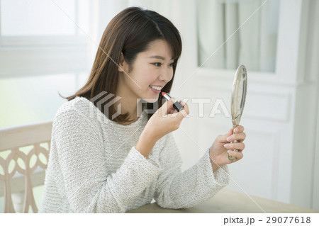 口紅を塗る20代女性 口紅を塗る20代女性 29077618