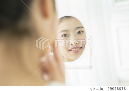 鏡に向かう20代女性 29078038