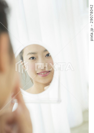 鏡に向かう20代女性 鏡に向かう20代女性 29078042