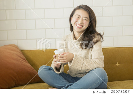 部屋でくつろぐ20代女性 29078107