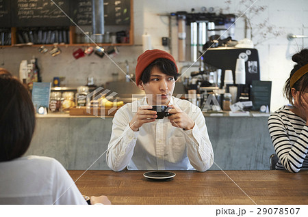 カフェ くつろぐ 若者 カフェ くつろぐ 若者 29078507