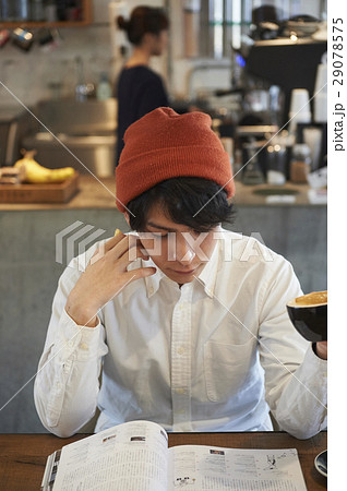 カフェでくつろぐ男性 カフェでくつろぐ男性 29078575
