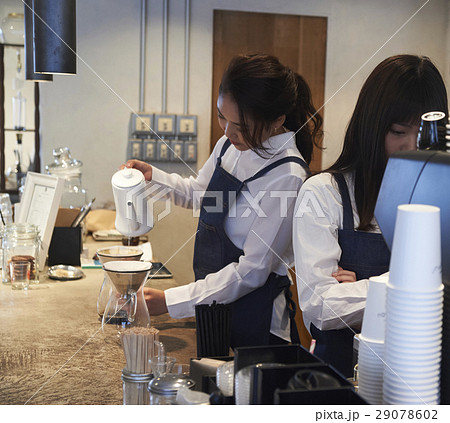 カフェで働く女性　スタッフ 29078602