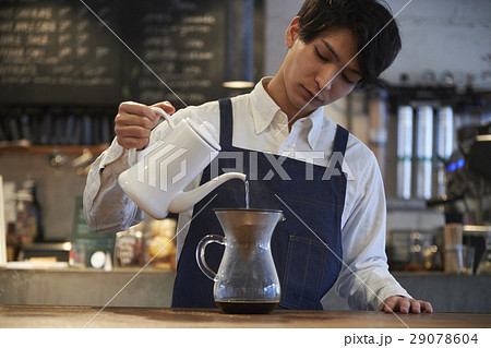 カフェで働く男性 スタッフ カフェで働く男性 スタッフ 29078604