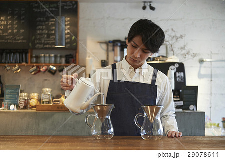カフェで働く男性　スタッフ 29078644