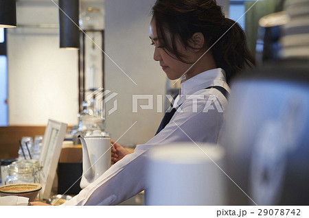 カフェで働く女性　スタッフ 29078742