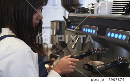 カフェで働く女性　スタッフ　エスプレッソマシン 29078744