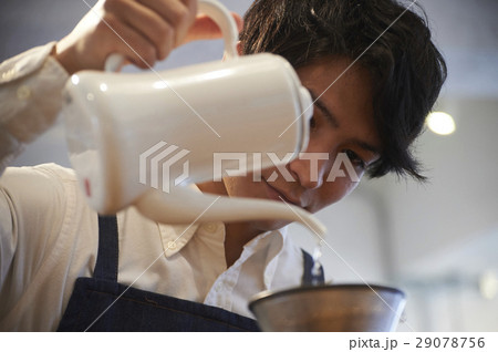 カフェで働く男性 スタッフ カフェで働く男性 スタッフ 29078756