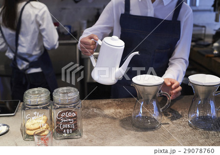 カフェで働く女性　スタッフ 29078760