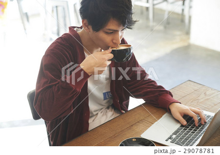 カフェ パソコン 男性 カフェ パソコン 男性 29078781