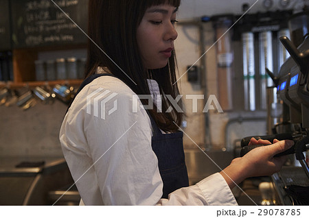 カフェで働く女性 スタッフ エスプレッソマシン カフェで働く女性 スタッフ エスプレッソマシン 29078785