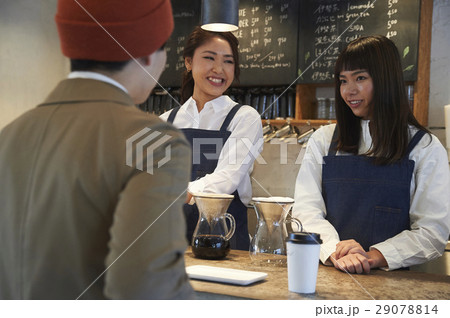 カフェ オーダーする男性 カフェ オーダーする男性 29078814
