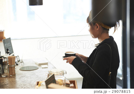 カフェで休憩中の女性 カフェで休憩中の女性 29078815