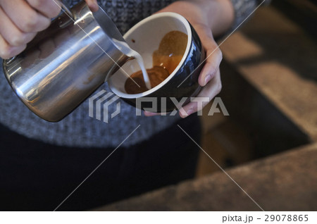 カフェ　スタッフ　ラテアート 29078865