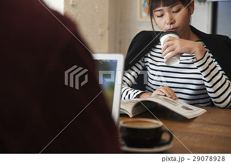 カフェ　休憩　男女 29078928