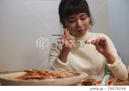 カニ料理を食べる女性 29079248