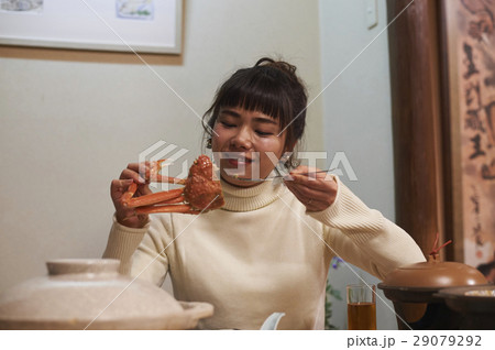 カニ料理を食べる女性 29079292